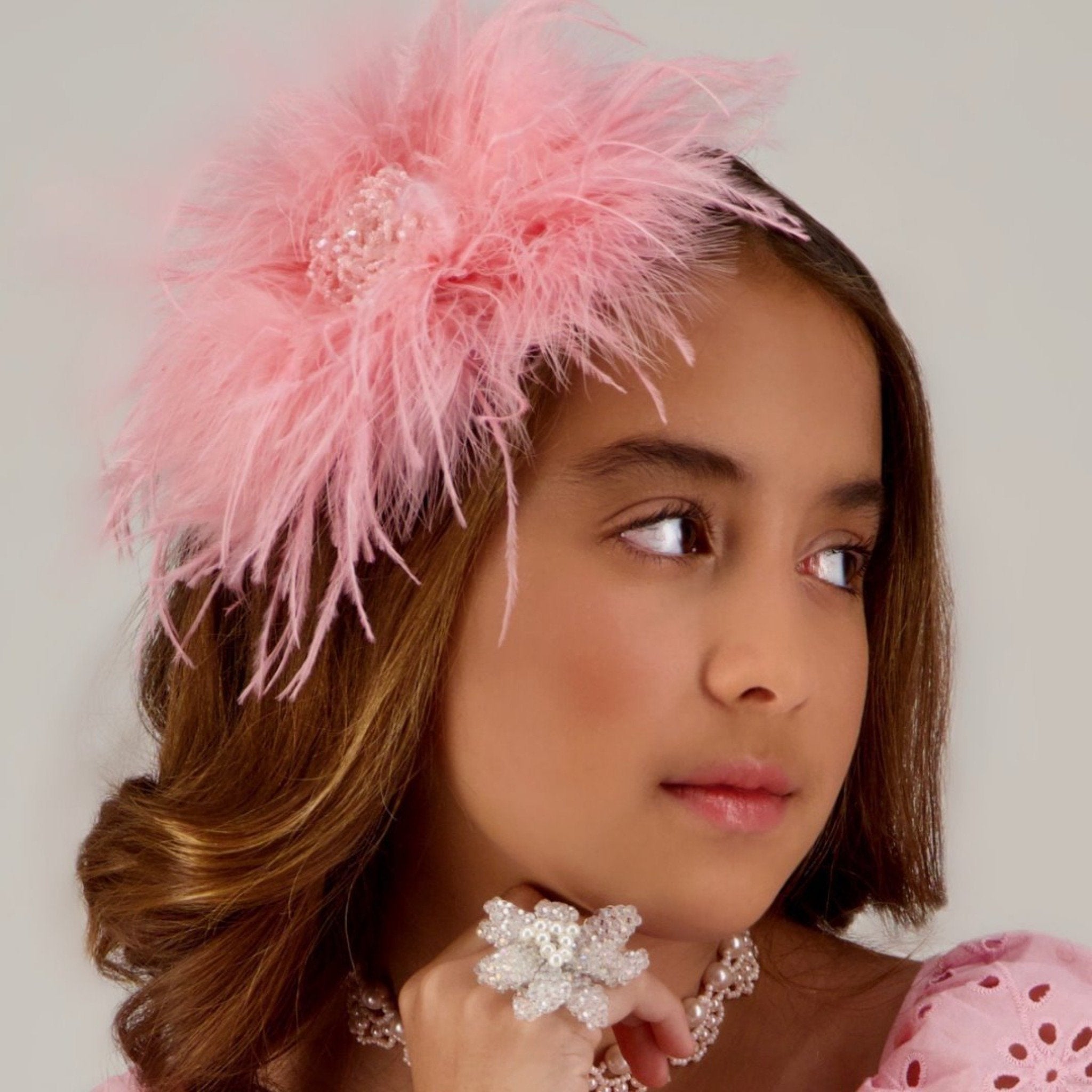 https://www.siennalikestoparty.com/cdn/shop/products/the-angelisa-feather-designer-headband-headband-sienna-likes-to-party-shop-235595_2048x.jpg?v=1629846525